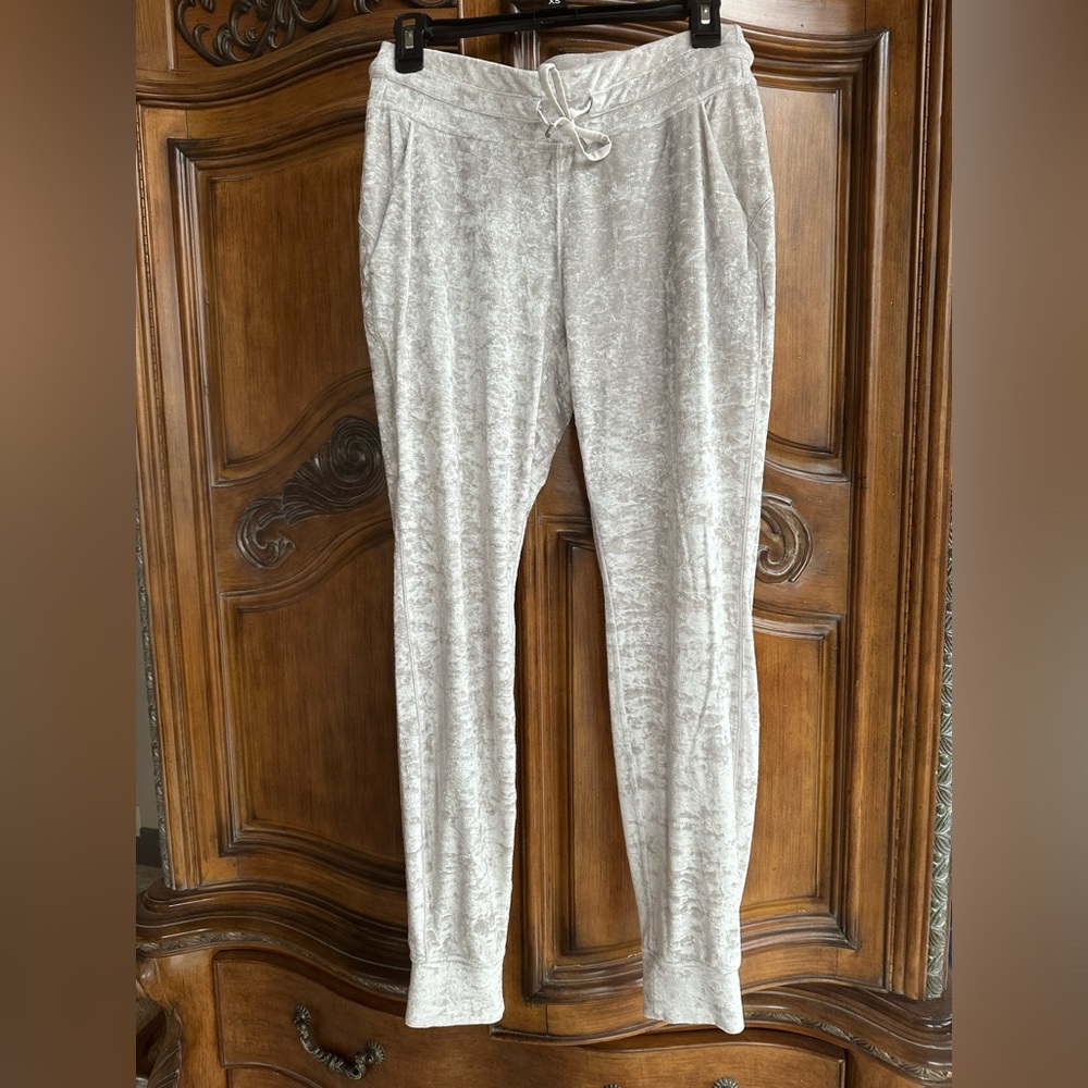 Lululemon Active Wear Ready To Crush Joggers White/Cream Soft Velvet Size 6 - Picture 3 of 6